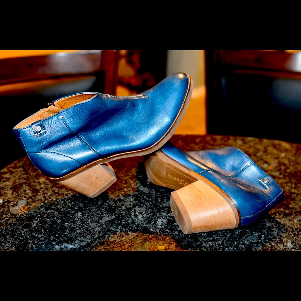 Blue Leather Side zip boot. Near new condition.